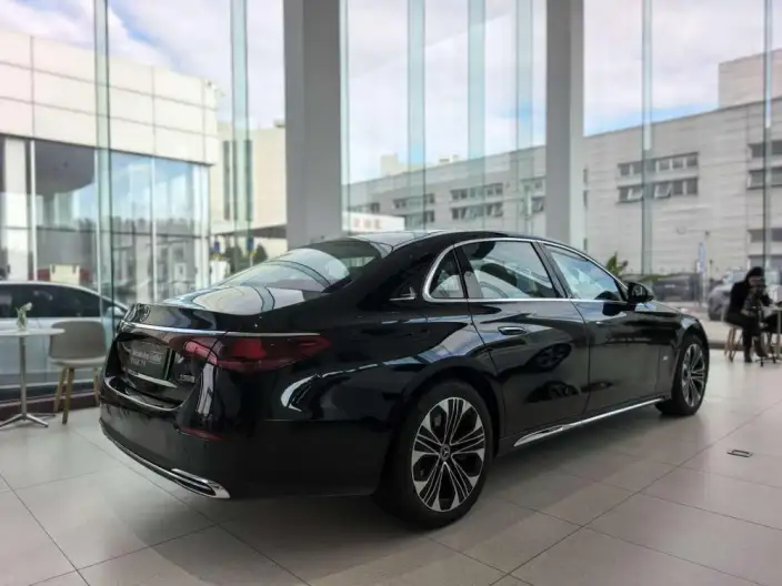 Mercedes-Benz E-Class PHEV 2024 Model E 350 e L sedan – фото 6