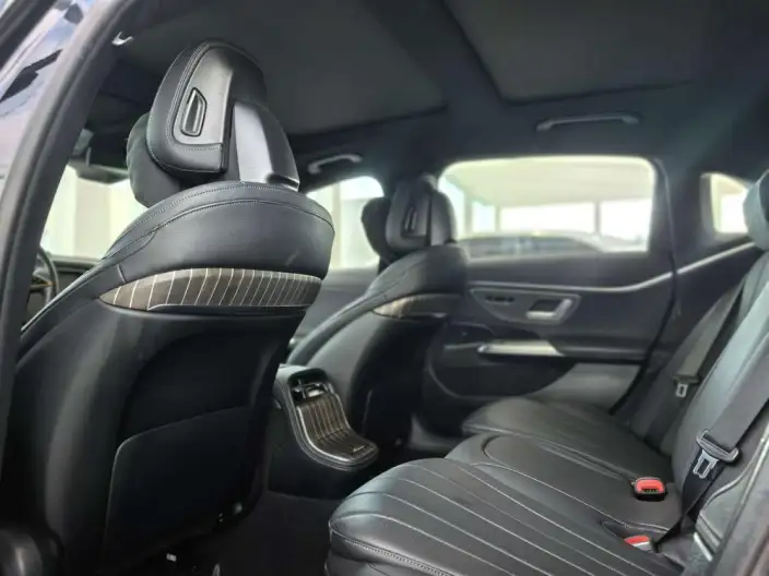 Mercedes-Benz E-Class PHEV 2024 Model E 350 e L sedan – фото 9