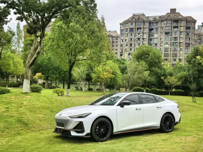 Changan UNI-V 2022 Model 1.5T Sports Edition – фото 1