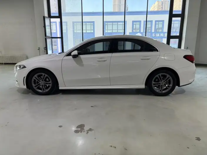 Mercedes-Benz A-class 2022 Model A 180 L Sports sedan – фото 4