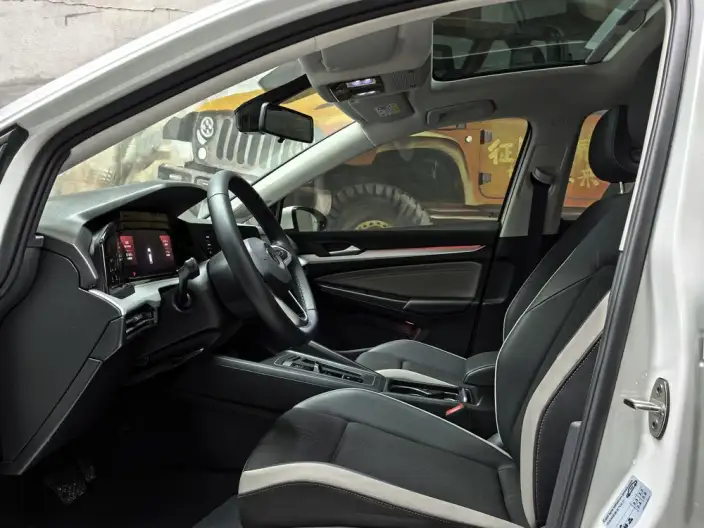 Volkswagen Golf 2023 Model 280TSI DSG Pro – фото 8