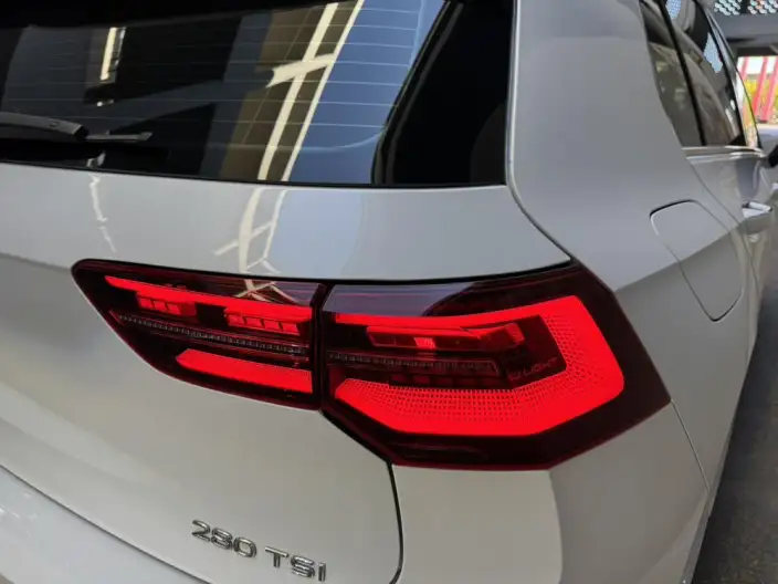 Volkswagen Golf 2023 Model 280TSI DSG R-Line Lite – фото 9