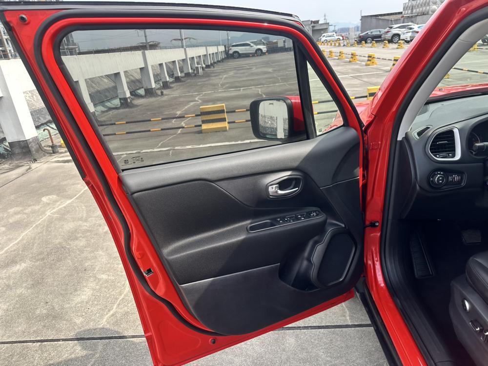 Jeep Renegade Модель 2019 года 220T автоматическое Leading version – фото 17