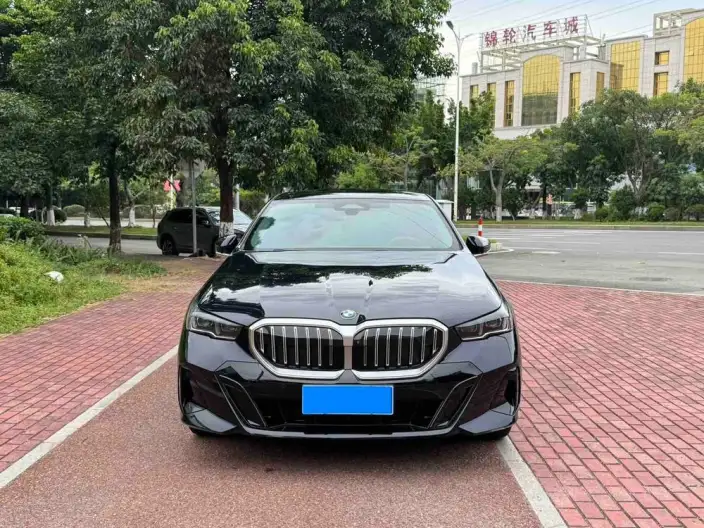 BMW 5 Series 2025 Model 530Li Leading Model M Sports Set – фото 2