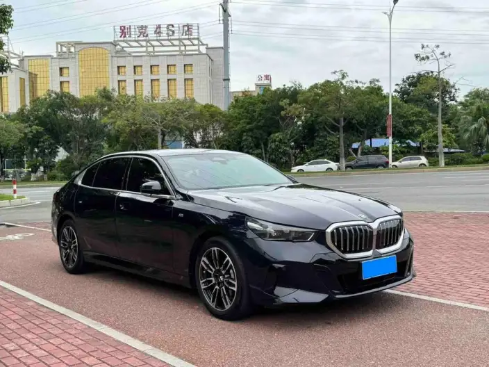 BMW 5 Series 2025 Model 530Li Leading Model M Sports Set – фото 3