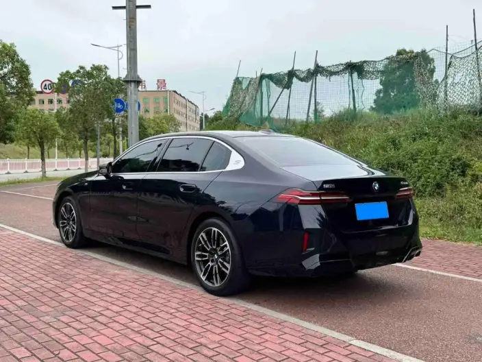 BMW 5 Series 2025 Model 530Li Leading Model M Sports Set – фото 4