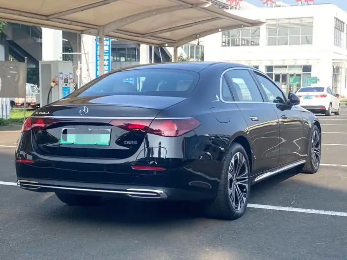 Mercedes-Benz E-Class PHEV 2024 Model E 350 e L sedan – фото 6