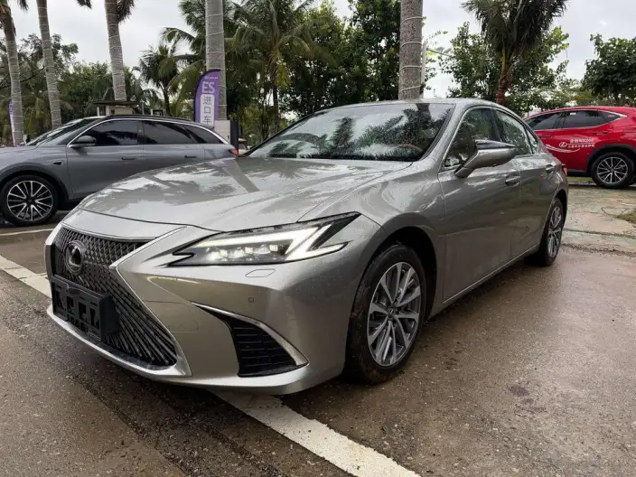 Lexus ES 2025 Model 300h Premium – фото 1