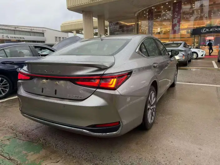 Lexus ES 2025 Model 300h Premium – фото 4
