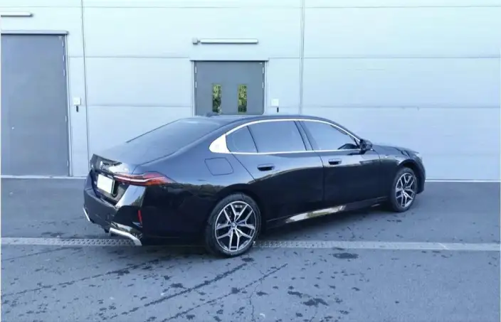 BMW i5 2024 Model eDrive35L Exclusive Model M Sports Set – фото 4