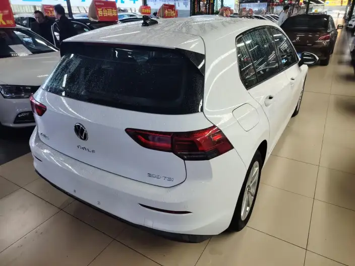 Volkswagen Golf 2023 Model 200TSI DSG – фото 5