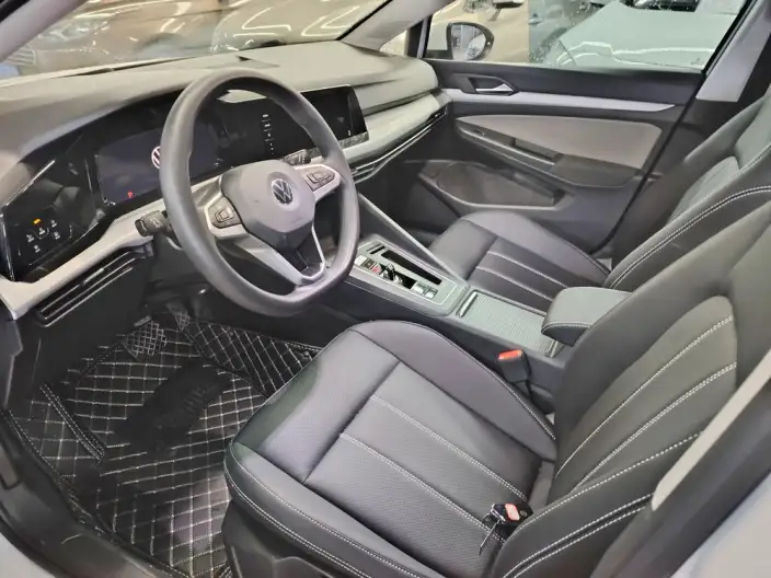 Volkswagen Golf 2023 Model 200TSI DSG – фото 8