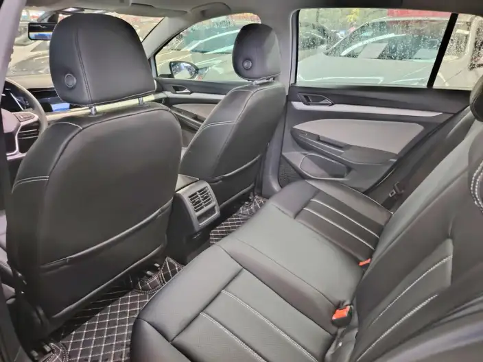 Volkswagen Golf 2023 Model 200TSI DSG – фото 9