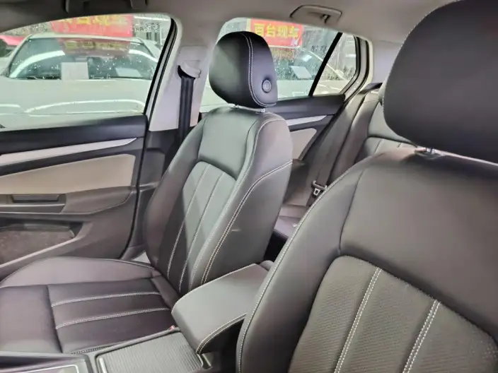 Volkswagen Golf 2023 Model 200TSI DSG – фото 10