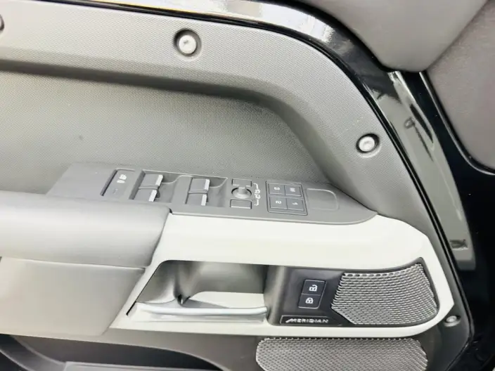 Land Rover Defender 2023 Model 110 3.0T P400 X-Dynamic HSE – фото 9