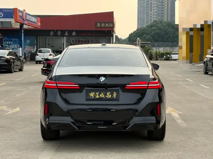 BMW 5 Series 2025 Model 525Li M Sports Set – фото 5