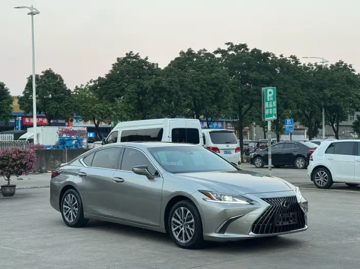 Lexus ES 2022 Model 300h Superior Edition