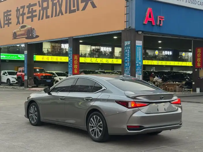 Lexus ES 2022 Model 300h Superior Edition