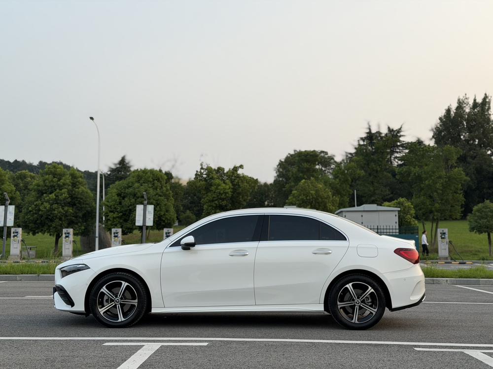 Mercedes-Benz A-class 2024 модификация комплектация A 200 L Fashion Edition – фото 4