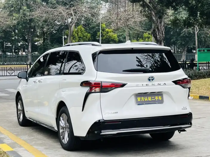 Toyota Sienna 2023 Model Hybrid 2.5L Deluxe Edition