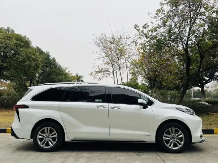 Toyota Sienna 2023 Model Hybrid 2.5L Deluxe Edition – фото 7