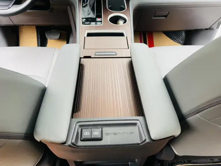 Toyota Sienna 2023 Model Hybrid 2.5L Deluxe Edition – фото 9