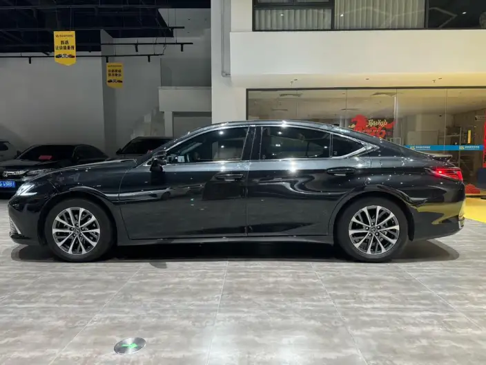 Lexus ES 2025 Model 300h Premium