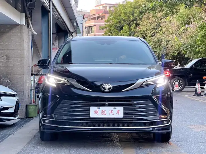 Toyota Sienna 2027 Model Hybrid 2.5L Deluxe Edition