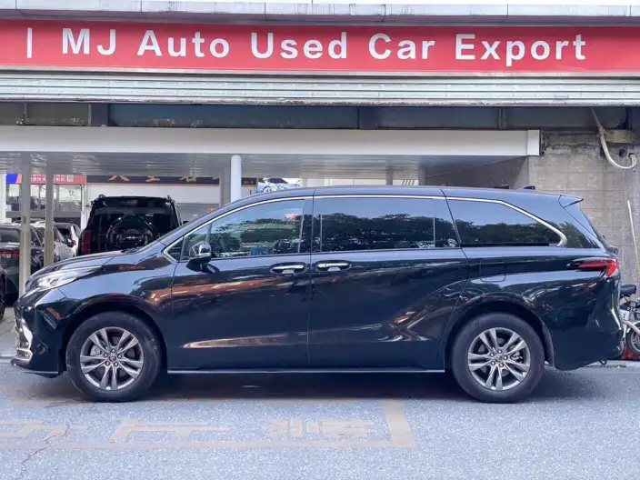 Toyota Sienna 2027 Model Hybrid 2.5L Deluxe Edition