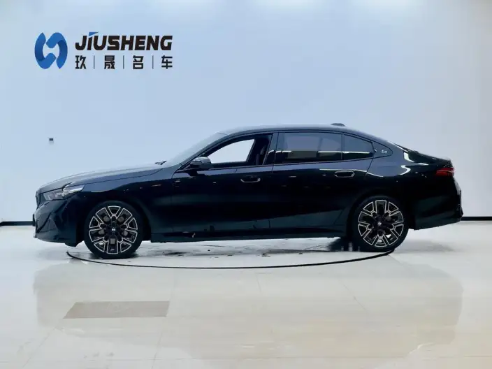 BMW 5 Series 2026 Model 530Li Exclusive Model M Sports Set – фото 3