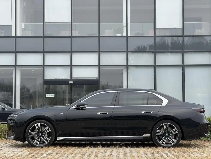 BMW i7 2023 Model eDrive50L Exclusive Model Luxury Set – фото 3