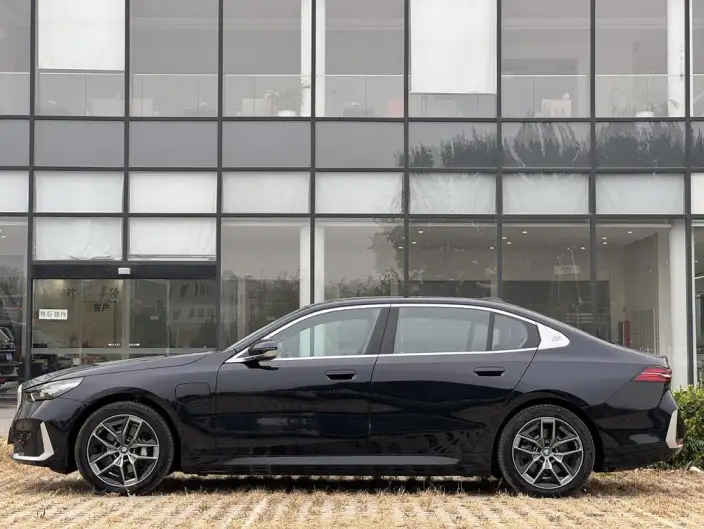 BMW i5 2024 Model eDrive35L Luxury Set – фото 3