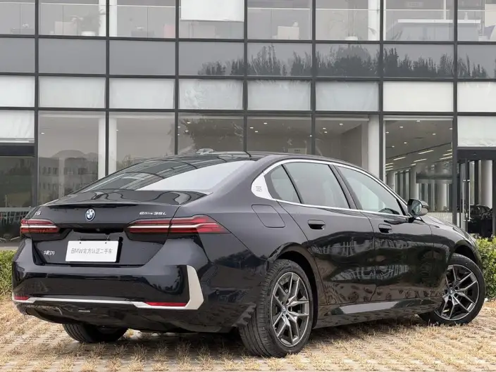 BMW i5 2024 Model eDrive35L Luxury Set – фото 5