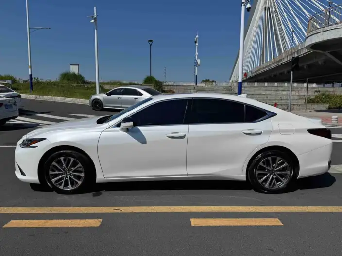 Lexus ES 2021 Model 260 Superior Edition