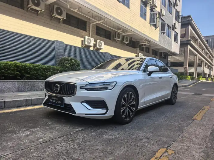 Volvo S60 2024 Model B4 Smart Range Deluxe Edition – фото 1