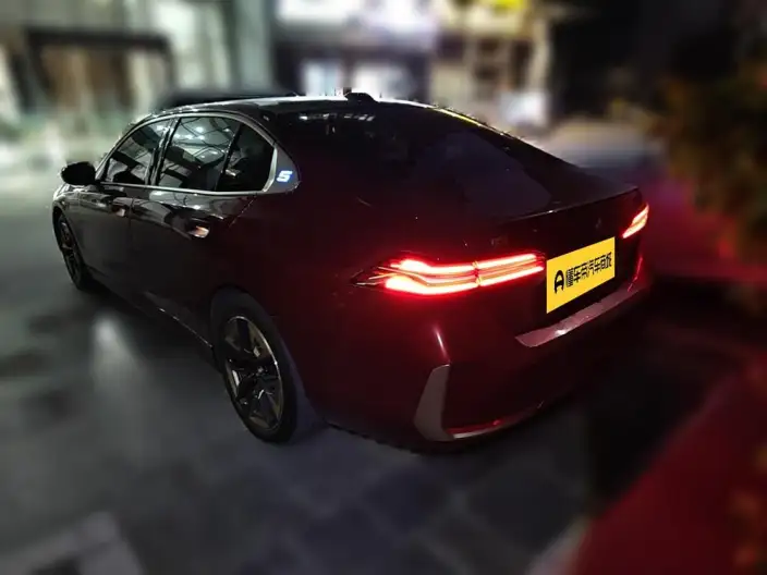BMW i5 2024 Model eDrive35L Exclusive Model Luxury Set – фото 4