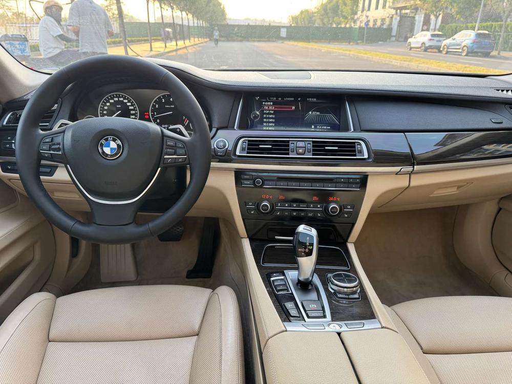BMW 7 Series 2013 модификация 740Li xDrive – фото 19