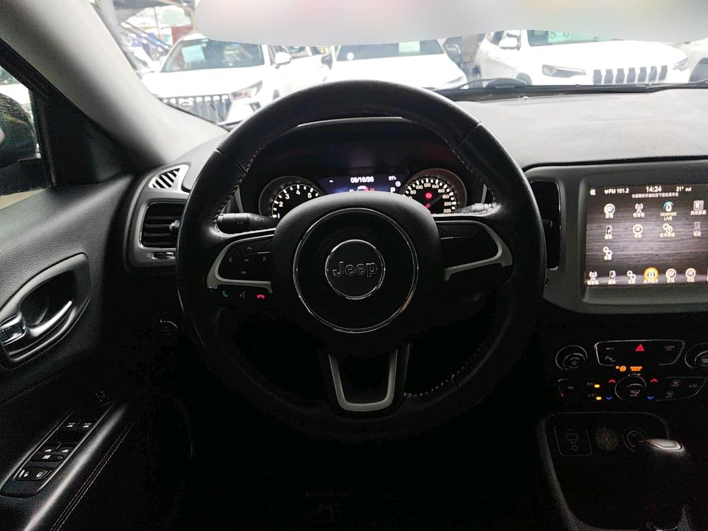 Jeep Compass 2017 200T Automatic Family Enjoyment – фото 9