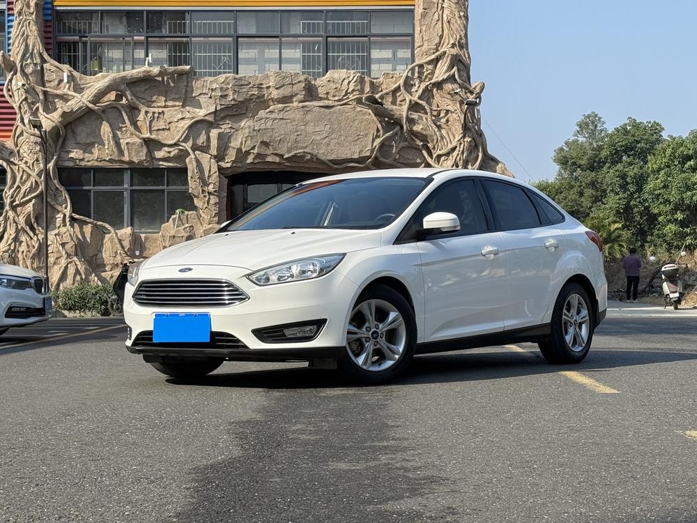Ford Focus 2017 Sedan 1.6L Automatic Comfort Smart Drive – фото 1