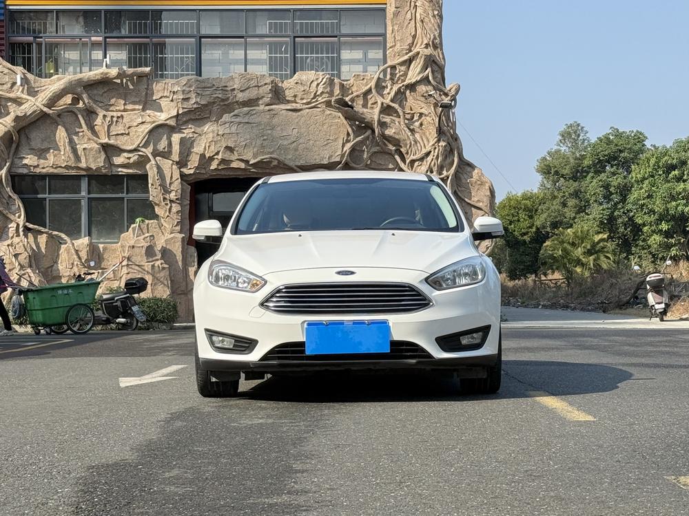 Ford Focus 2017 Sedan 1.6L Automatic Comfort Smart Drive – фото 2