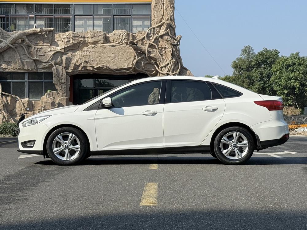 Ford Focus 2017 Sedan 1.6L Automatic Comfort Smart Drive – фото 3