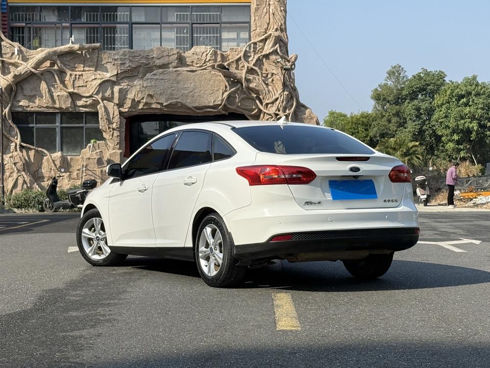 Ford Focus 2017 Sedan 1.6L Automatic Comfort Smart Drive – фото 4