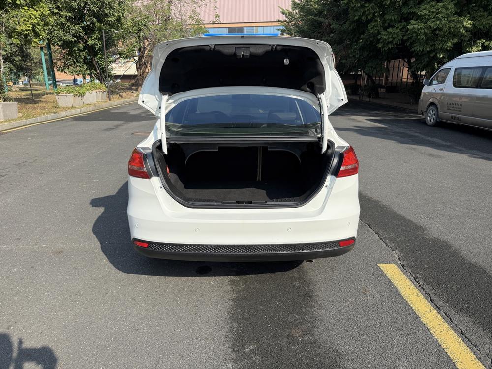 Ford Focus 2017 Sedan 1.6L Automatic Comfort Smart Drive – фото 6
