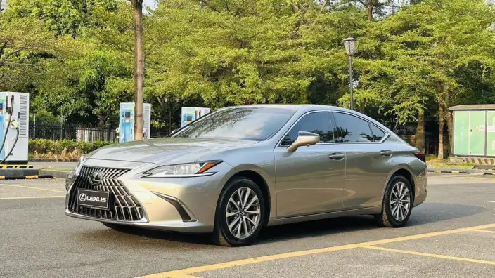 Lexus ES 2023 Model 260 Superior Edition – фото 1