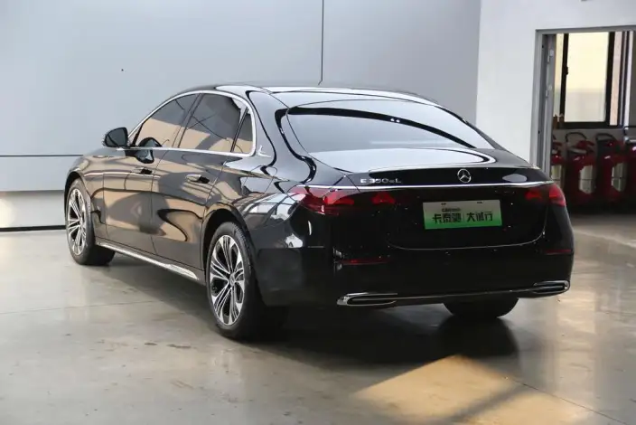 Mercedes-Benz E-Class PHEV 2024 Model E 350 e L sedan – фото 4