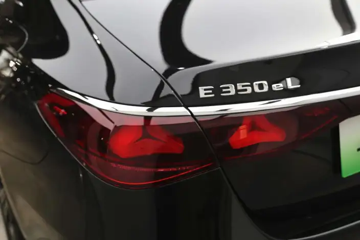 Mercedes-Benz E-Class PHEV 2024 Model E 350 e L sedan – фото 9