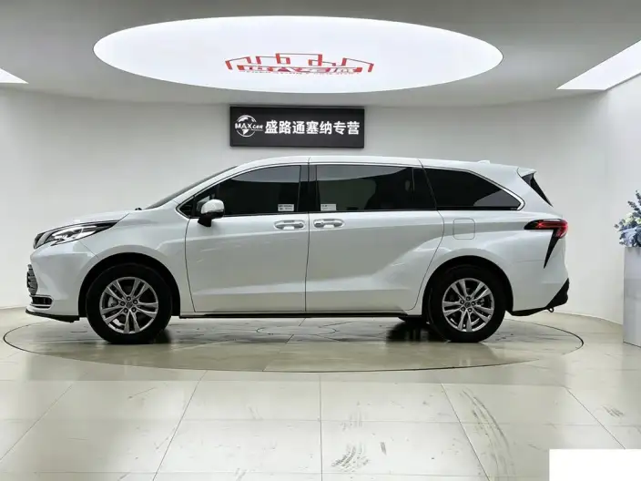 Toyota Sienna 2024 Model Hybrid 2.5L 4WD Premium Edition – фото 4
