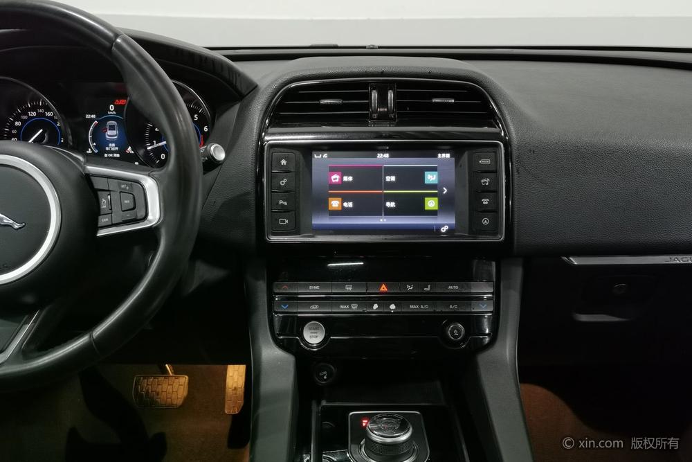 Jaguar F-PACE 2018 2.0T AWD Urban Premium – фото 12