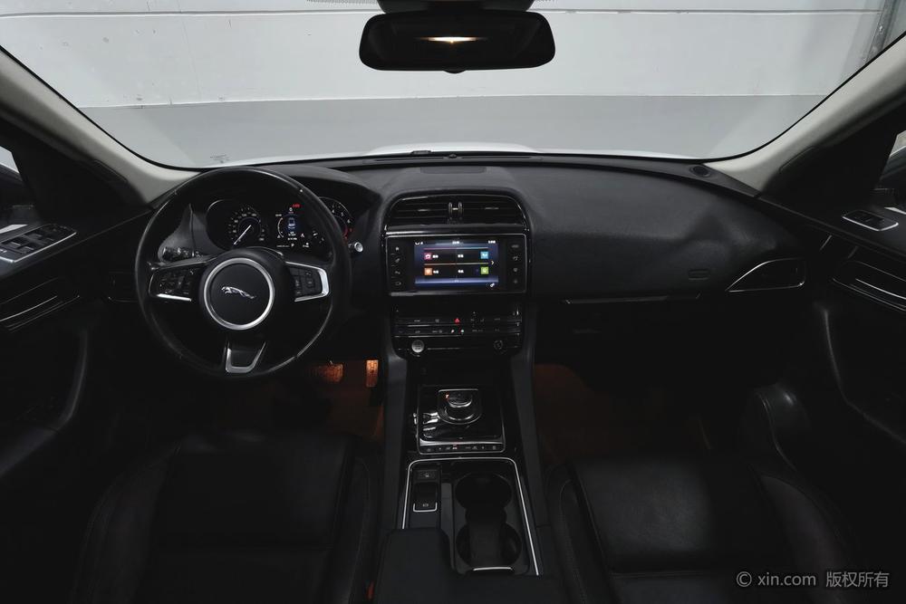 Jaguar F-PACE 2018 2.0T AWD Urban Premium – фото 14