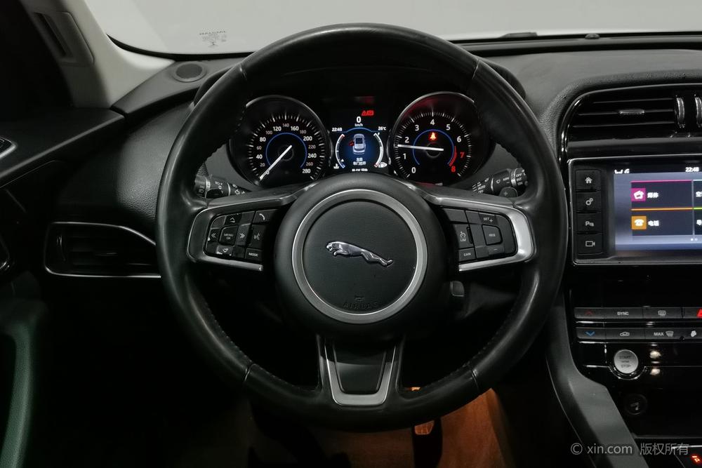 Jaguar F-PACE 2018 2.0T AWD Urban Premium – фото 15